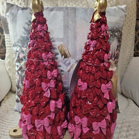 Cupcakes and cashmere red and pink bow Christmas trees...